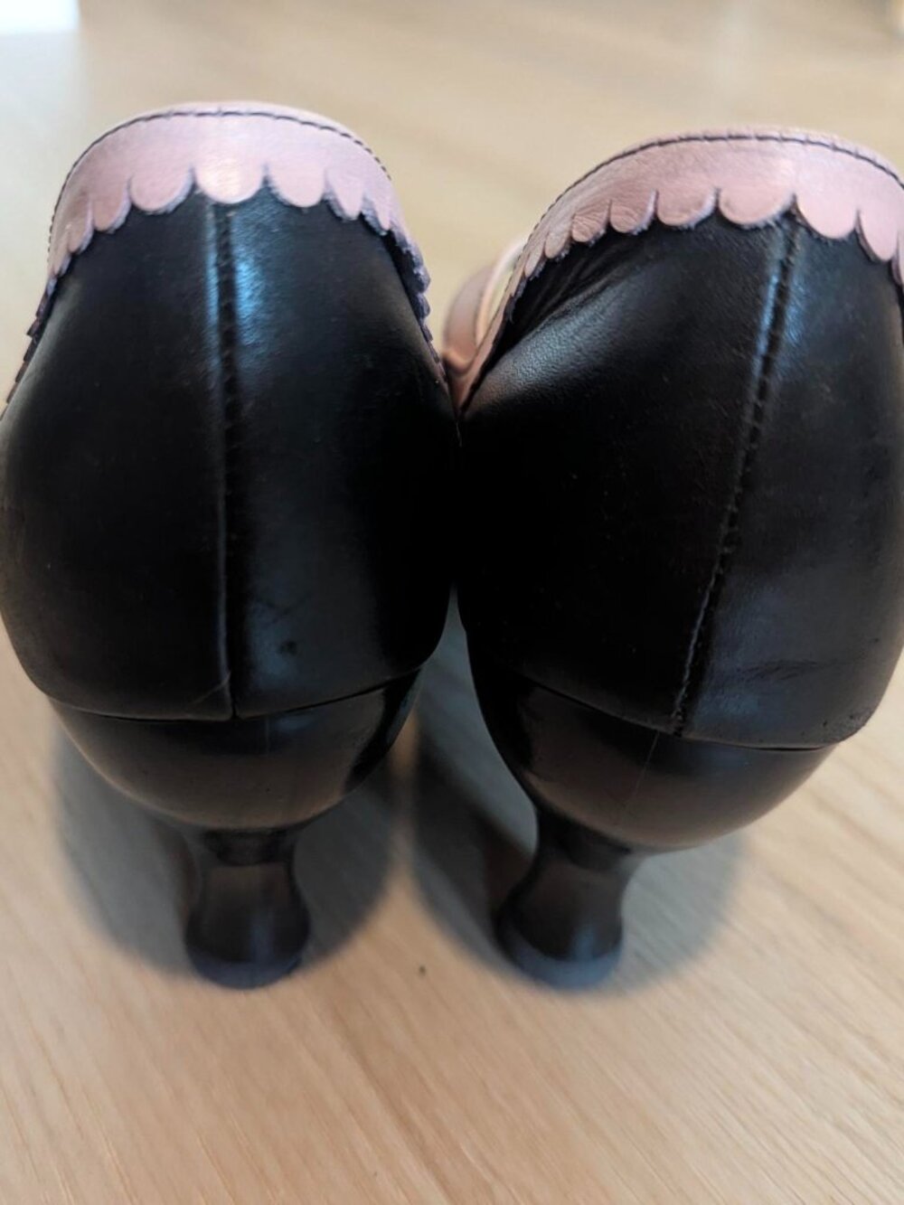 John Fluevog Black Pink Leather Pumps with Bow and Scalloped Trim - Picture 3 of 4